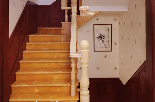 巫溪中式别墅室内汉白玉石楼梯的定制安装装饰效果